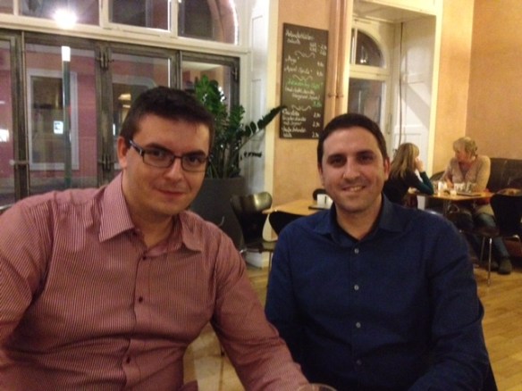 Zufälliges Treffen mit den beiden Gründer von goodvid.io Konstantinos Bratanis und Dimitrios Kourtesis im Café Rih in Karslruhe